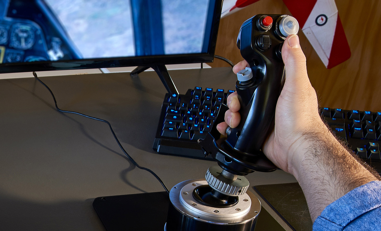 UTH-hotas-warthog-flight-stick-pc-2.jpg (352 KB)